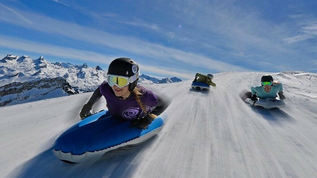 Jeune fille pratiquant l'air board sur une piste enneigée.