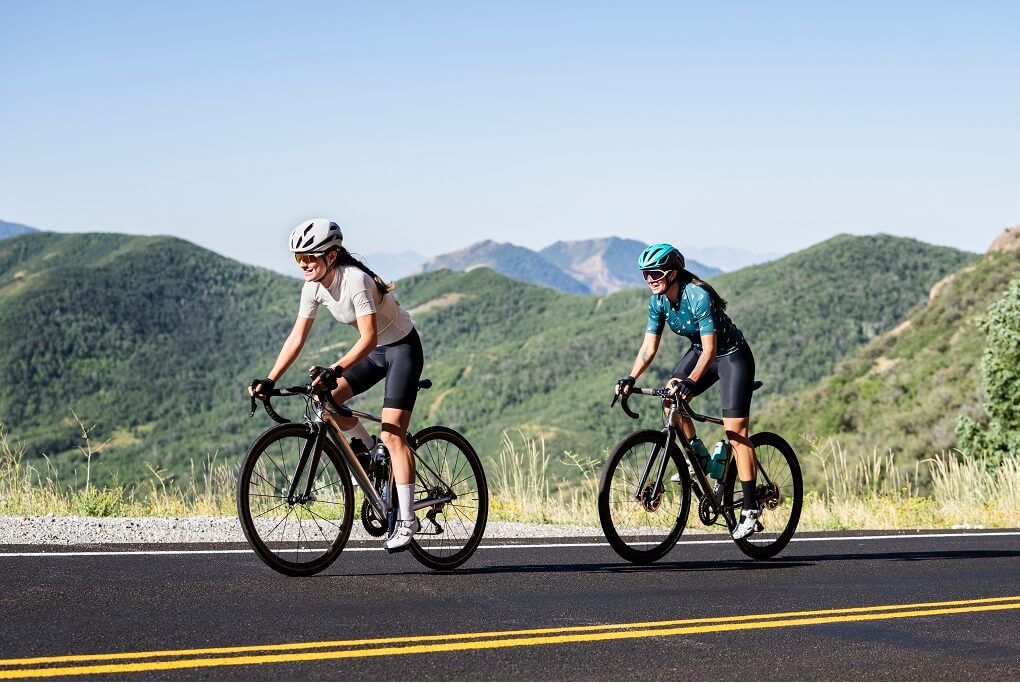 Deux cyclotouristes sur une route de montagne.