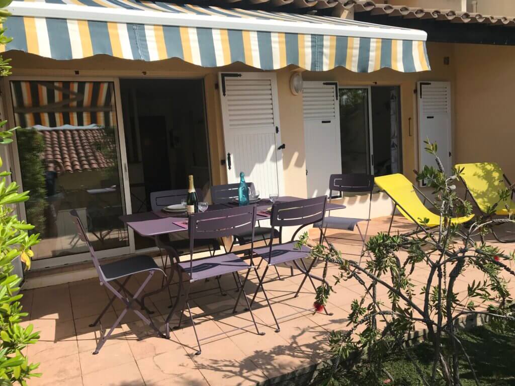 Terrasse en ensoleillée, location appartement au Lavandou avec rez-de-jardin.