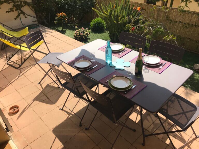 Terrasse ombragée d'un appartement de vacances à louer au Lavandou.