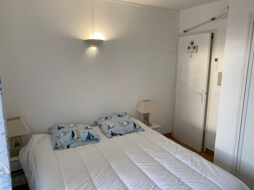 Chambre à coucher d'un appartement à louer au Lavandou;